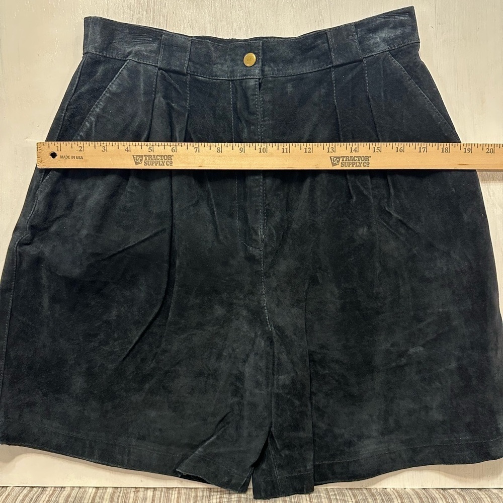 90s Leather Collection Black High Waisted Pleated Leather Short 11/12 - Picture 6 of 10